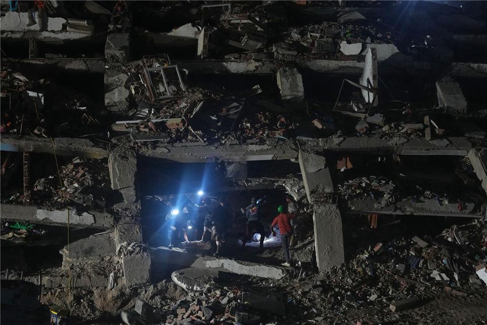 Nach den Erdbeben in Venezuela - Suche nach VerschüttetenAriana Cubillos/AP/dpa