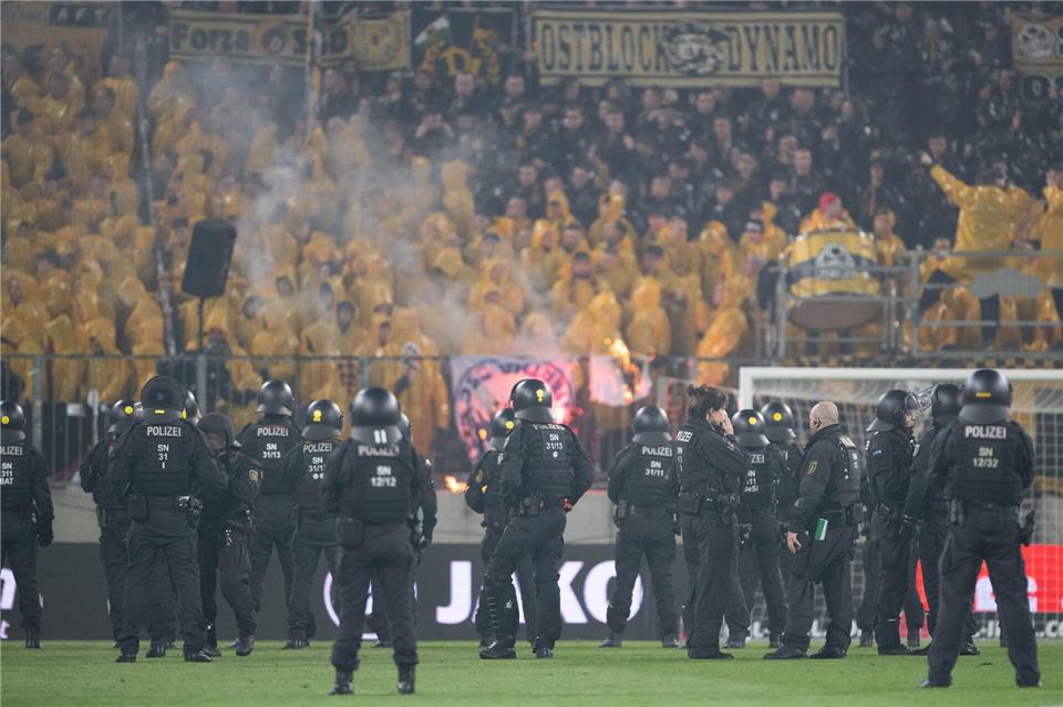 Nach den Fußball-Krawallen im Dresdner Rudolf-Harbig-Stadion wird erneut der Ruf nach scharfen Konsequenzen laut (Archivbild).Sebastian Kahnert/dpa