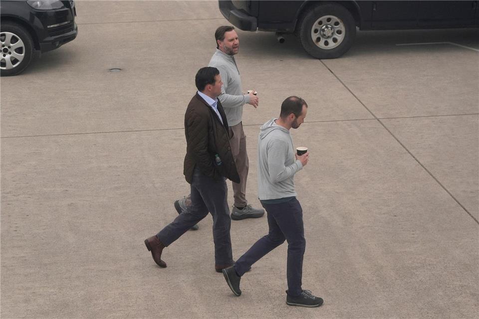 Nach den Gesprächen mit dem Iran legte Vance einen Zwischenstopp in Ramstein ein.Jacquelyn Martin/AP POOL/AP/dpa