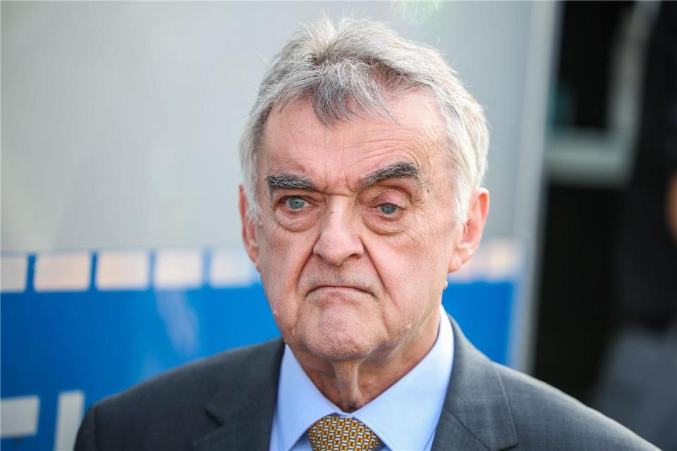 Nach den Militärschlähen der USA und Israels gegen den Iran behält NRW-Innenminister Herbert Reul nach eigenen Angaben die Sicherheitslage in Nordrhein-Westfalen im Blick (Archivbild).Christoph Reichwein/dpa