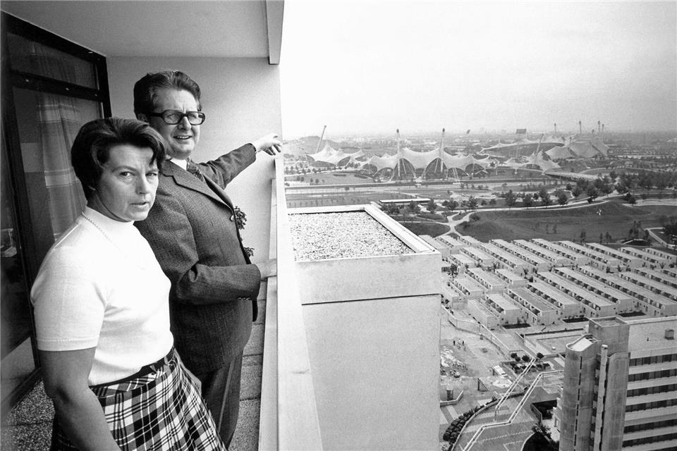 Nach den Olympischen Sommerspielen 1972 bezog Hans-Jochen Vogel mit seiner Frau Liselotte eine Wohnung im Olympischen Dorf. (Archivbild)-/dpa