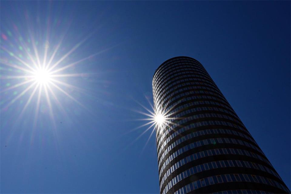 Nach den Prognosen nimmt die Sonnenscheindauer in den kommenden Jahrzehnten zu (Archvibild). Martin Schutt/dpa