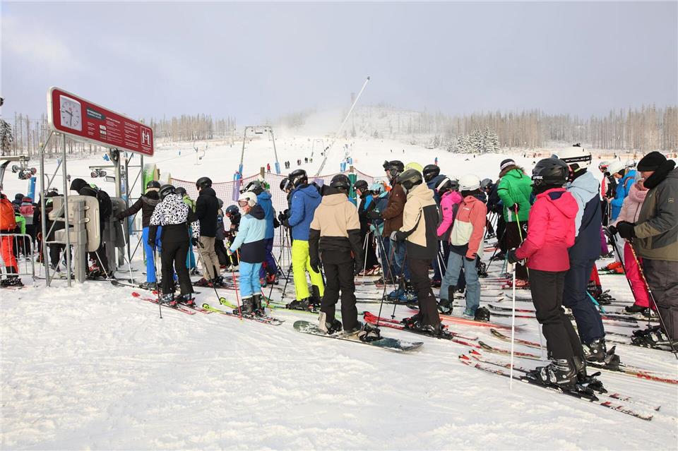 Nach den Schneefällen waren mehrere Lifte und Pisten geöffnet.Matthias Bein/dpa