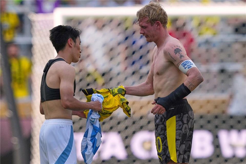 Schlechtes Omen für WM? Lautes Stöhnen über Wetter-Extreme Nach den Spielen ziehen sich die Profis wie der Dortmunder Julian Brandt (r.) schnell das Trikot aus.Carolyn Kaster/AP/dpa