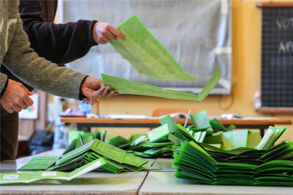 Nach den TV-Hochrechnungen liegt das Nein-Lager klar vorn.Claudio Furlan/LaPresse/AP/dpa