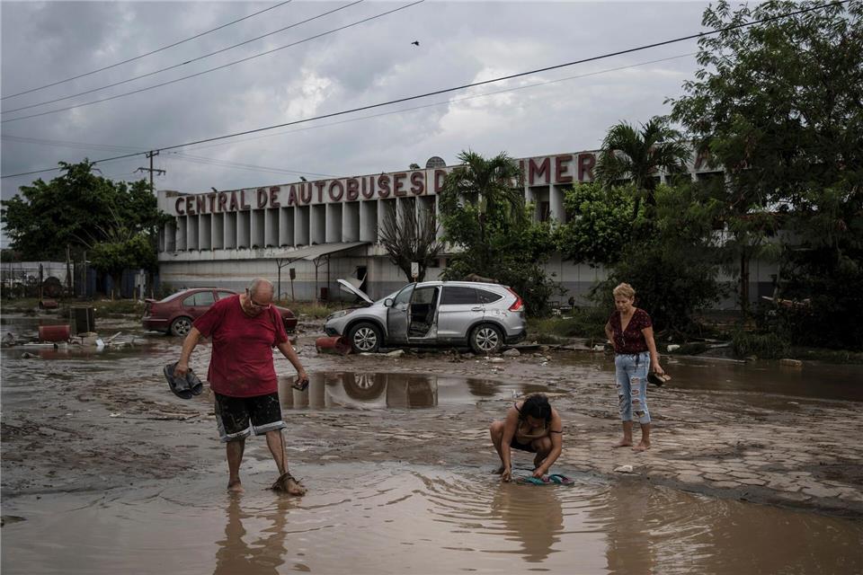 Nach den Unwettern steigt die Zahl der Toten immer weiter. Felix Marquez/AP/dpa