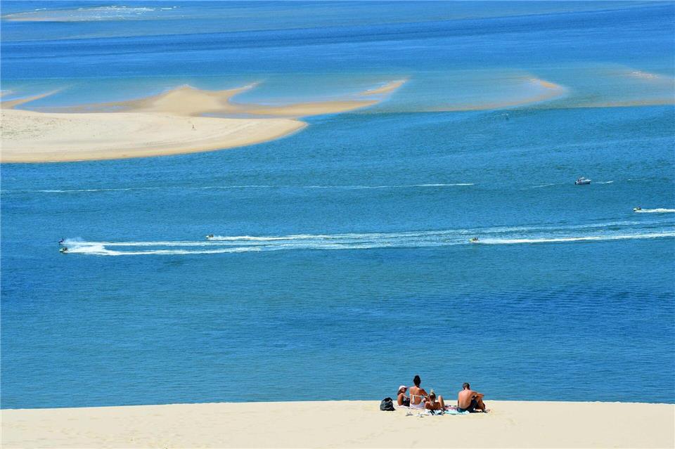 Nach den Waldbränden an der Atlantikküste ermuntert die Tourismusbranche auch ausländische Touristen zur Rückkehr. (Archivbild)Mehdi Fedouach/AFP/dpa