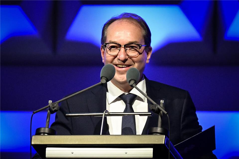 Nach den Worten von Bundesinnenminister Dobrindt wird eine Abwehr gegen Cyberattacken geschaffen, selbst wenn diese von außerhalb Europas kommen.Soeren Stache/dpa