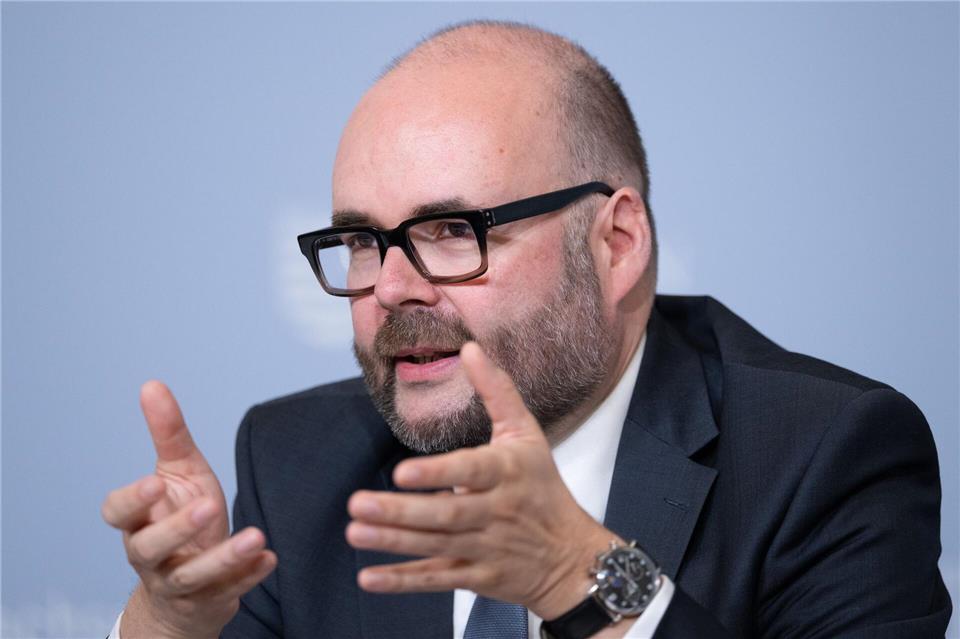 Nach den Worten von Finanzminister Christian Piwarz (CDU) darf die Schulenaufnahme kein Dauerzustand werden. Sebastian Kahnert/dpa