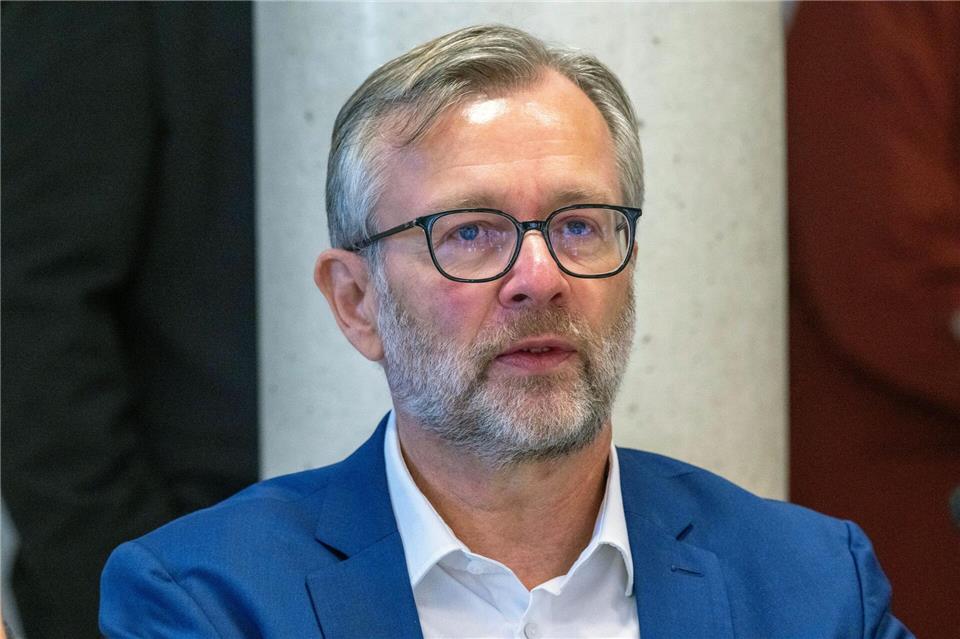 Nach den Worten von Finanzminister Heiko Geue (SPD) will die Bundeswehr in den kommenden Jahren bis zu fünf Milliarden Euro in Mecklenburg-Vorpommern investieren. (Archivbild)Stefan Sauer/dpa