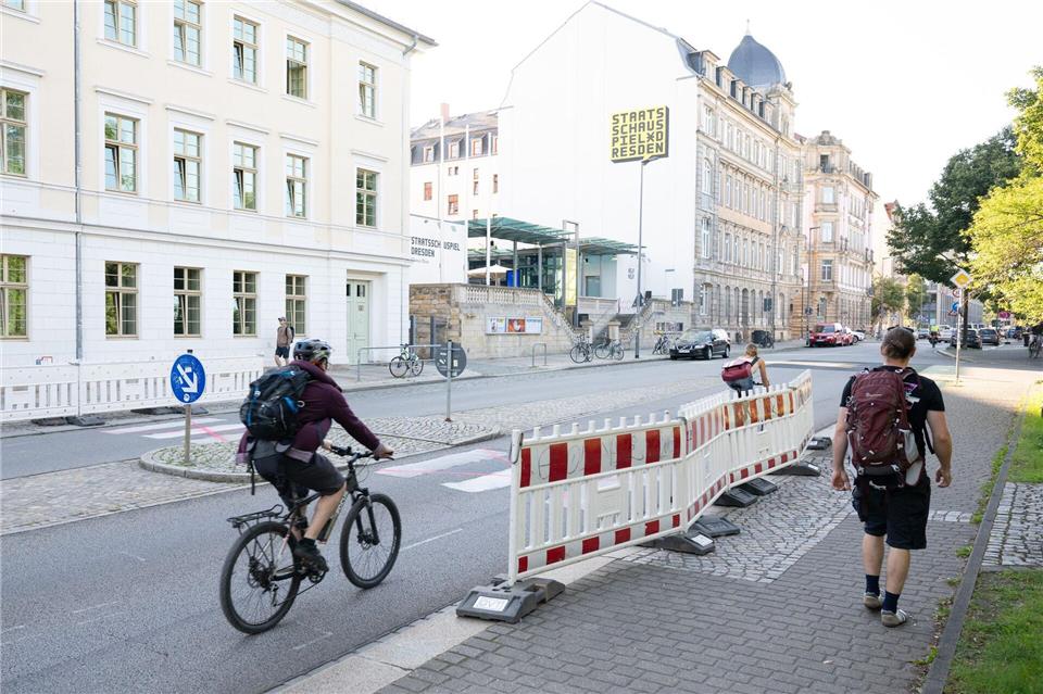 Nach den Worten von Kraft reicht die bisher vorhandene Verkehrsinsel auf der Straße nicht mehr aus.Sebastian Kahnert/dpa