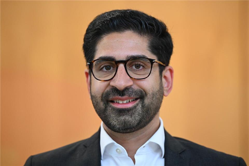 Nach den Worten von Wirtschaftsminister Mansoori ist es eine Frage der Resilienz in Krisenzeiten, Kapazitäten etwa für die Produktion von Impfstoffen aufrechtzuerhalten. (Archivbild)Arne Dedert/dpa