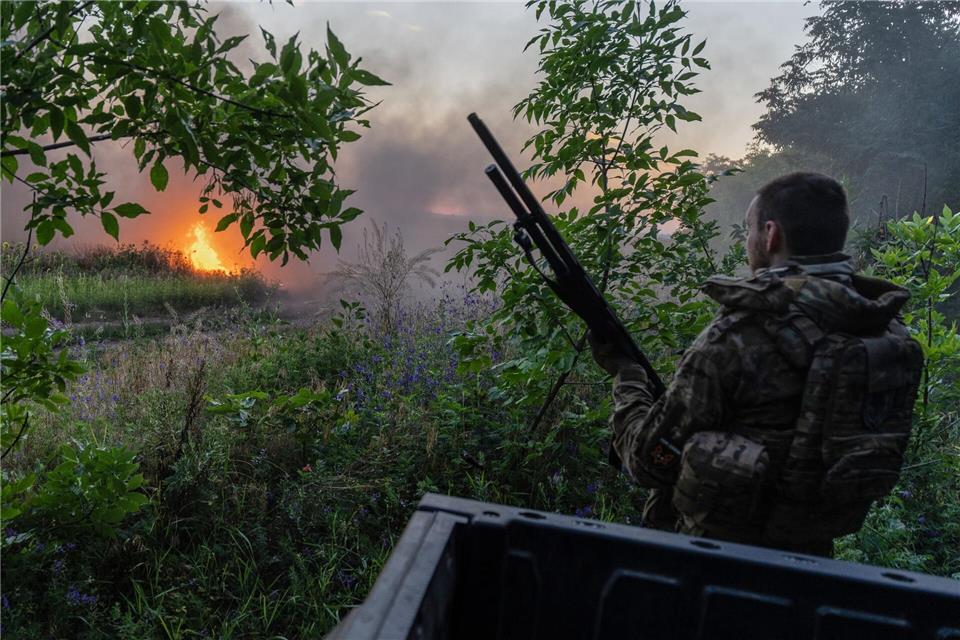 Nach den derzeitigen ukrainischen Regeln dürfen wehrfähige Männer zwischen 23 und 60 Jahren nicht ausreisen. (Archivbild)Iryna Rybakova/Ukrainian 93rd Mechanized brigade/AP/dpa