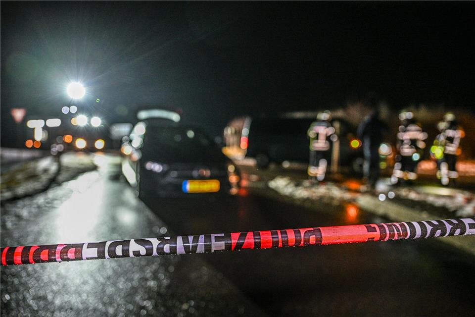 Nach den ersten Erkenntnissen der Polizei schoss der Beifahrer drei- bis fünfmal aus dem Fluchtauto und traf mindestens einmal einen SEK-Wagen.Marius Bulling/onw-images/dpa