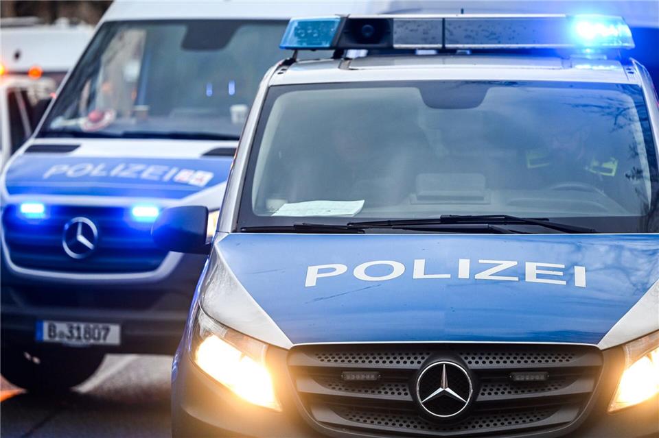 Nach den gewalttätigen Ausschreitungen beim Fußballspiel zwischen Hertha und Schalke führt die Polizei mehrere Tatverdächtige. (Symbolbild)Jens Kalaene/dpa