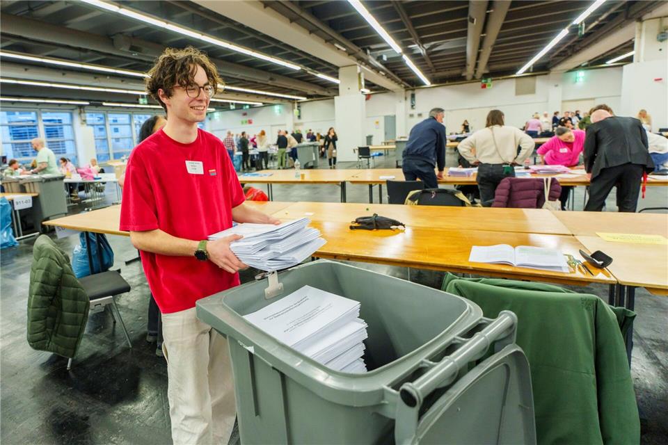 Nach den hessischen Kommunalwahlen werden zuerst die Trendergebnisse ausgezählt. Das bezieht sich auf die Wahllisten, die Wähler mit einem einzigen Kreuzchen gewählt haben.Andreas Arnold/dpa