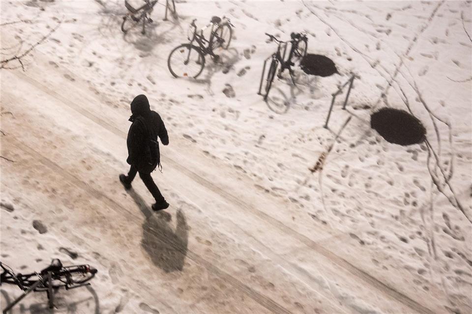 Nach den knackigen Minustemperaturen taut nun der viele Schnee in Hamburg Daniel Bockwoldt/dpa