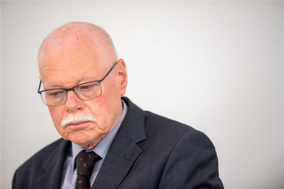 Nach den tödlichen Schüssen auf einen Polizeibeamten im Saarland reagiert Bremens Innensenator Ulrich Mäurer betroffen. (Archivbild) Lino Mirgeler/dpa