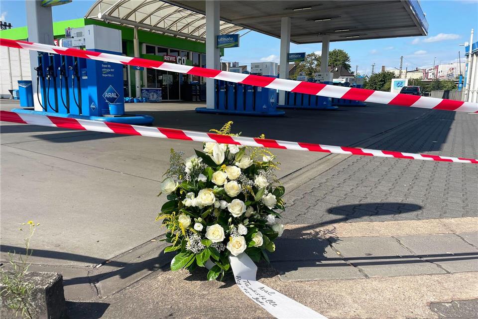 Nach den tödlichen Schüssen auf einen Polizisten erinnerten Blumen am Tatort in Völklingen an die Gewalttat. (Archivilbd)Christian Schultz/dpa