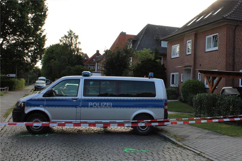 Nach den tödlichen Schüssen in einer Jugendeinrichtung in Stade suchen die Ermittler Spuren und Beweise am Tatort.Kai Moorschlatt/dpa