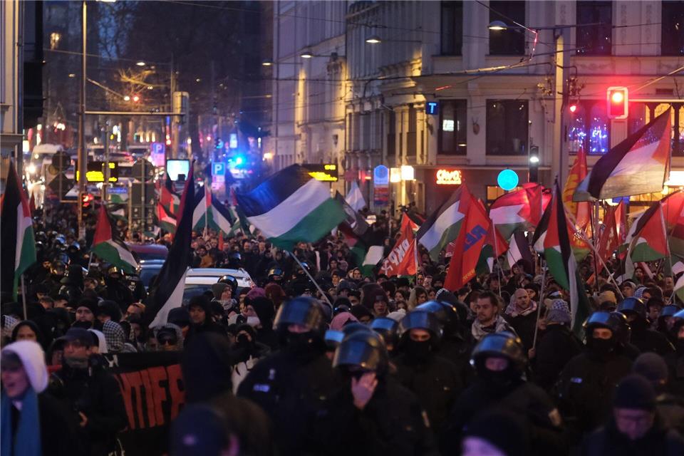 Nach der Abschlusskundgebung am Augustusplatz endet am Samstagabend die propalästinensische Demonstration in LeipzigSebastian Willnow/dpa
