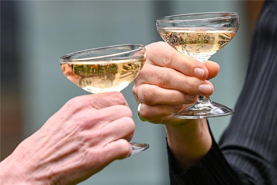 Nach der Adventszeit und den Feiertagen haben viele Menschen das Gefühl, dass sie nun erst einmal weniger oder gar nicht trinken sollten. (Symbolbild)Jens Kalaene/dpa