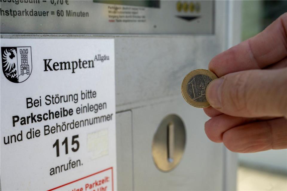 Nach der Affäre um einen Millionendiebstahl aus städtischen Parkscheinautomaten will die Stadt Kempten nun auf bargeldlose Systeme setzen. (Archivfoto)Stefan Puchner/dpa