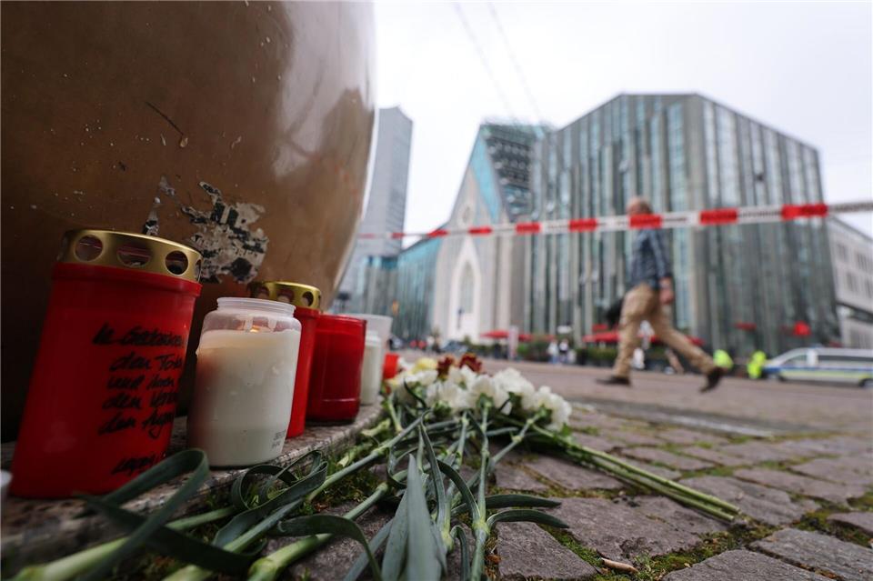 Nach der Amokfahrt in Leipzig liegen Blumen und Kerzen auf dem Augustusplatz.Jan Woitas/dpa