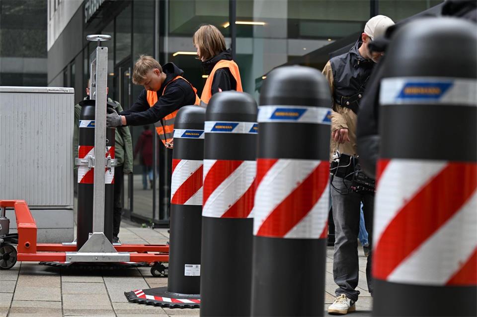 Nach der Amokfahrt wurde die Zufahrt zur Leipziger Innenstadt blockiert. (Archivbild)Hendrik Schmidt/dpa