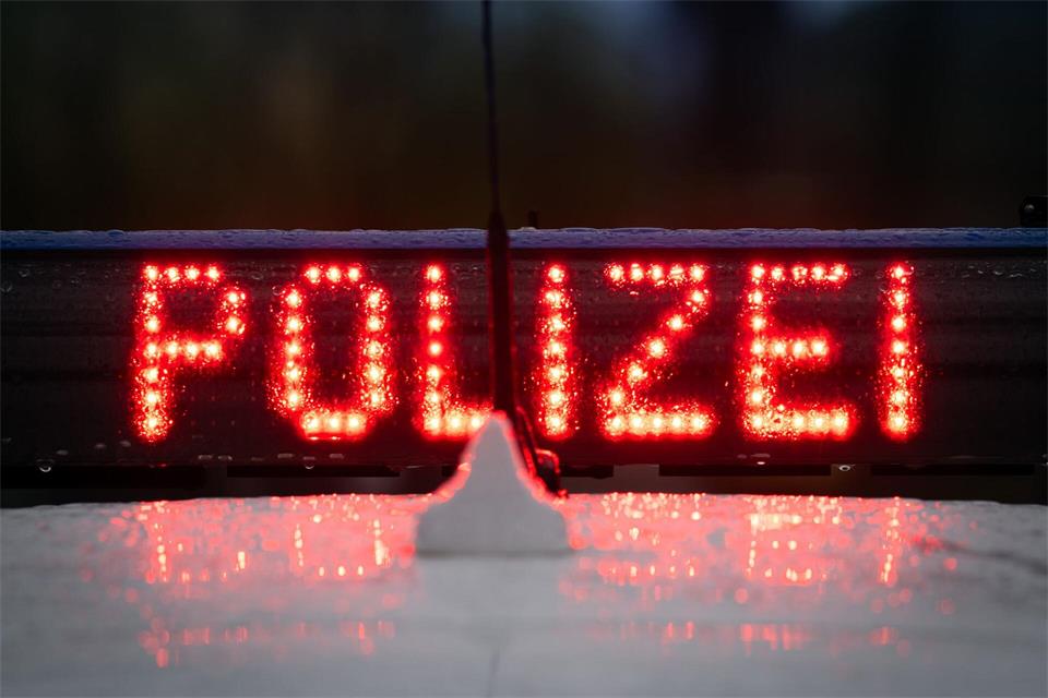 Nach der Attacke in Berlin griffen Polizeibeamte den Tatverdächtigen zügig auf. (Symbolbild)Soeren Stache/dpa