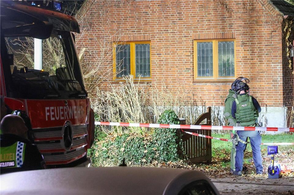 Nach der Bedrohung von Polizisten mit einer Pistole hatten Entschärfer der Polizei das Grundstück des 74-Jährigen untersucht. (Archivbild) Bodo Marks/dpa