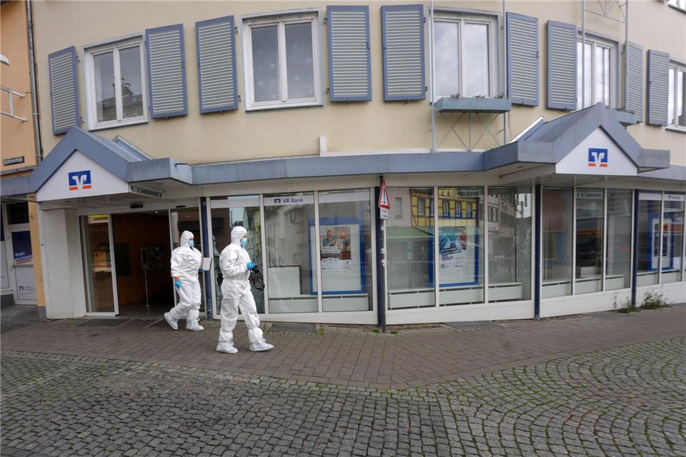 Nach der Befreiung von zwei Personen ist die Spurensicherung im Einsatz.Thomas Frey/dpa