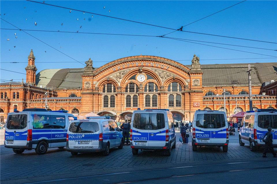 Nach der Bombendrohung war die Polizei mit vielen Einsatzkräften am Bremer Hauptbahnhof. Sina Schuldt/dpa