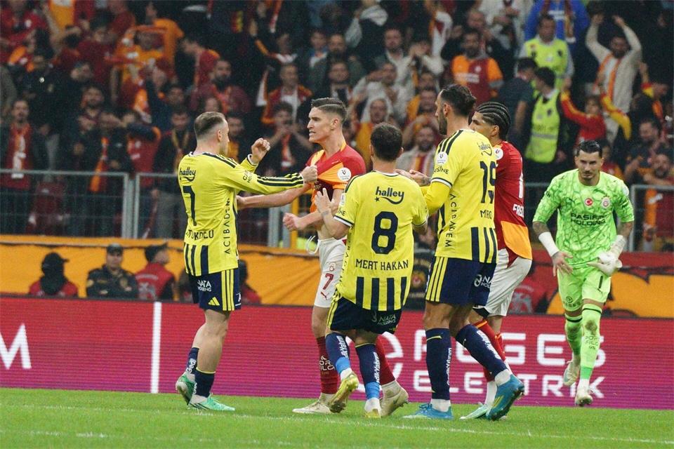 Nach der Derby-Pleite von Fenerbahce Istanbul gegen Galatasaray Istanbul ist Fener-Trainer Ismail Kartal zurückgetreten.Tolga Uluturk/ZUMA Press Wire/dpa