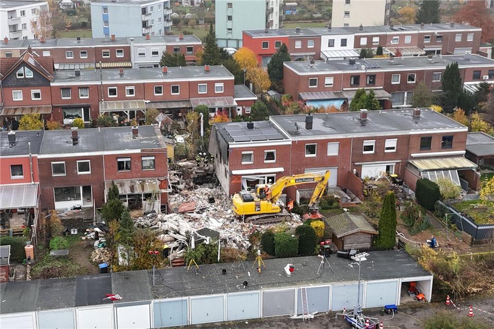 Nach der Detonation eines Reihenhauses ist die Suche nach einem 83-Jährigen zunächst eingestellt worden, da die Nachbarhäuser einsturzgefährdet sind. (Archivbild)Benjamin Müller/dpa