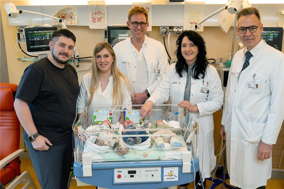 Nach der Drillingsgeburt ist die Familie aus Dippoldiswalde nun zu siebt.Kirsten Lassig/UKD/dpa