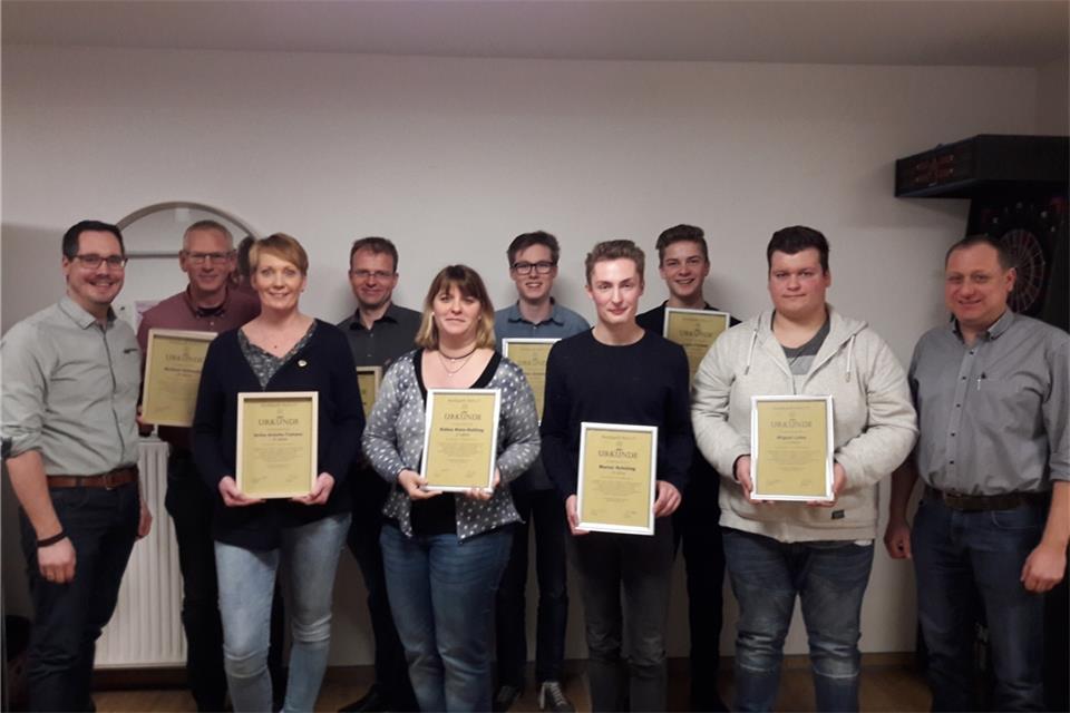 Nach der Ehrung (von links): Jens Krämer (Vorsitzender), Norbert Hellmann (40 Jahre Mitgliedschaft), Ulrike Schulte-Tüshaus (30 Jahre), Wolfgang Hüning (30 Jahre), Rabea Klein-Heßling (25 Jahre), Mathis Osterholt, Marius Schüling, Luis Föcker, Miguel Lühn (alle zehn Jahre) und Michael Kruse (Geschäftsführer).