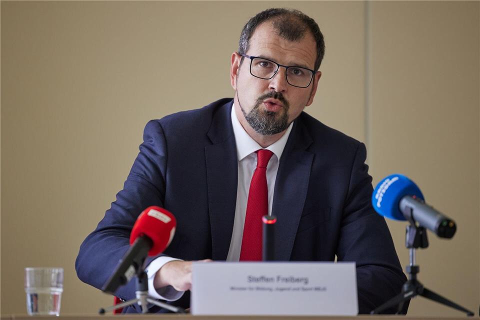 Nach der Einstufung der AfD als rechtsextremistisch kündigt Brandenburgs Bildungsminister Leitlinien für den Umgang mit betroffenen Lehrkräften an.Joerg Carstensen/dpa
