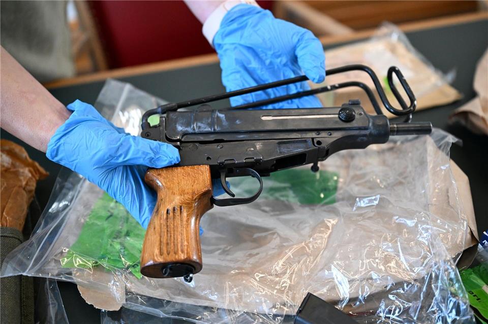 Nach der Entdeckung des Waffenlagers hatte die Polizei auch diese Maschinenpistole gezeigt. (Archivbild)Federico Gambarini/dpa