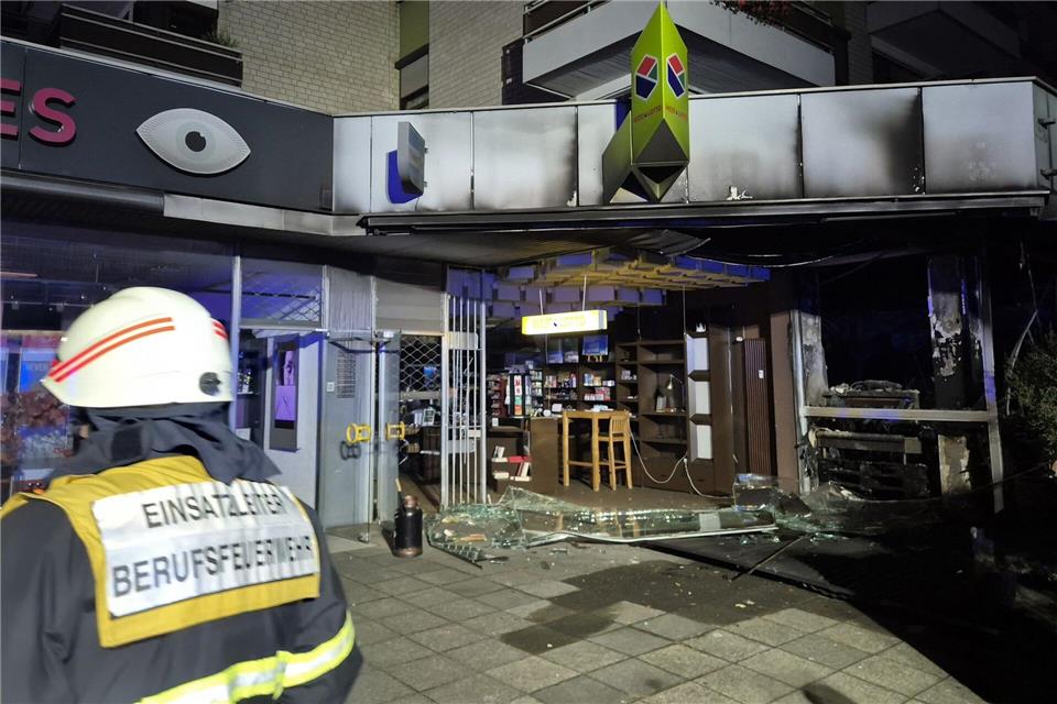 Nach der Explosion in dieser Ladenzeile hatte sich ein Verdächtiger der Polizei gestellt.Sascha Thelen/dpa