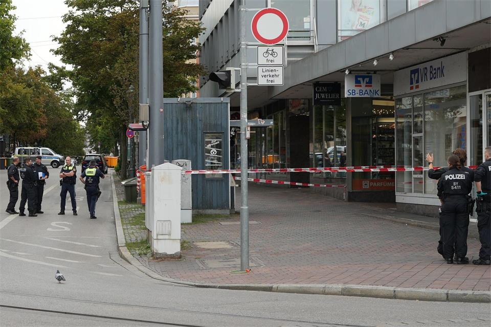 Nach der Explosion in einer Passage eines Geschäftshauses sperrte die Polizei den Bereich für die Spurensuche ab.Felix Kirberg/dpa
