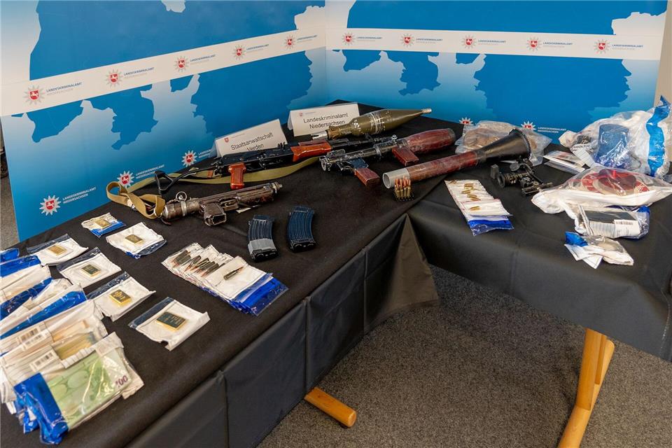 Nach der Festnahme der Ex-RAF-Terroristin Daniela Klette wurden in deren Wohnung unter anderem Kriegswaffen, Munition und Geld gefunden. (Archivbild)-/LKA Niedersachsen/dpa