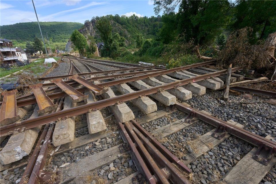 Nach der Flut lagen Bahngleise im Ahrtal quer auf der Bahnstrecke. (Archivbild)Thomas Frey/dpa