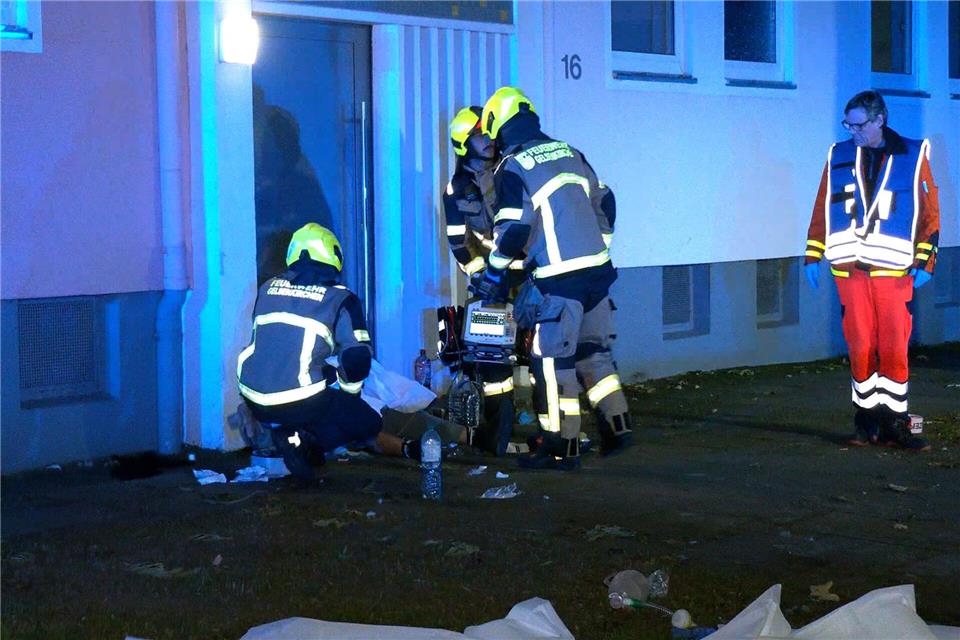 Nach der Gewalteskalation auf offener Straße versorgten Rettungskräfte vier lebensgefährlich verletzte Menschen. Nun ist ein Mann im Krankenhaus gestorben.Justin Brosch/dpa