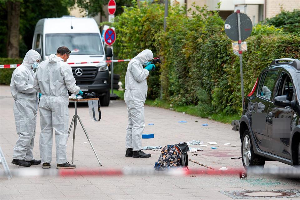 Nach der Gewalttat in Ahrensburg sichert die Polizei Spuren.Daniel Bockwoldt/dpa