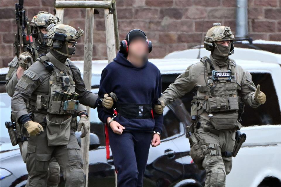 Nach der Haftprüfung beim Bundesgerichtshof in Karlsruhe wird eine Person zu einem Hubschrauber gebracht. Uli Deck/dpa