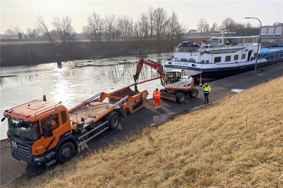 Nach der Havarie eines Güterschiffs auf dem Main-Donau-Kanal im Kreis Forchheim ist der Schiffsverkehr dort vorerst eingestellt.Daniel Löb/dpa