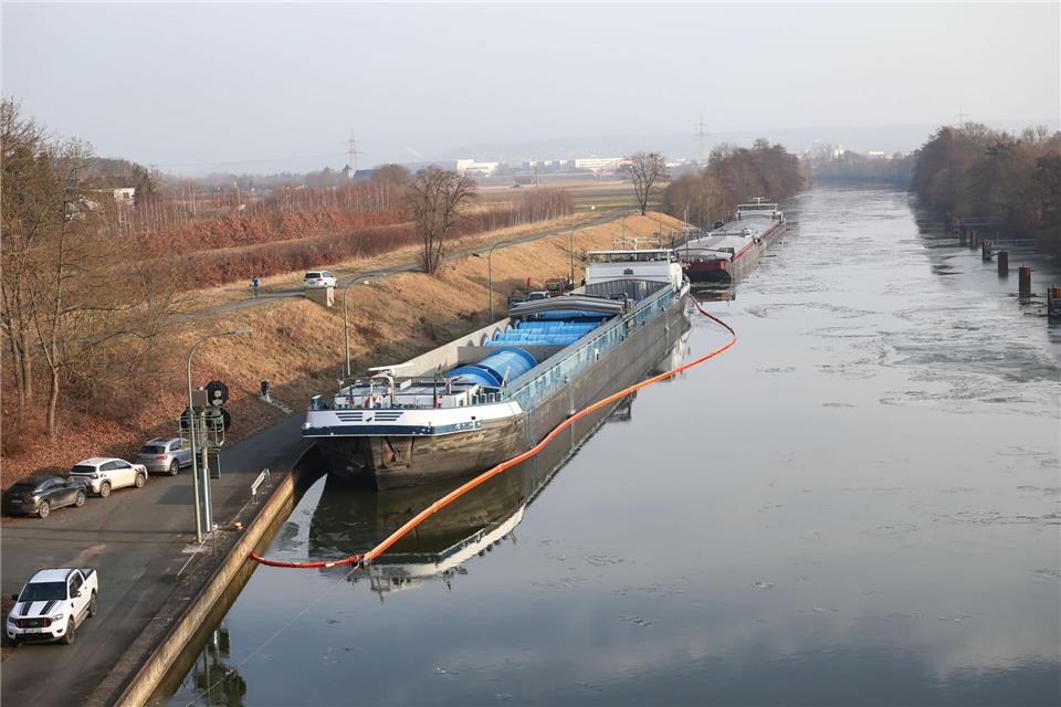 Nach der Havarie eines Güterschiffs auf dem Main-Donau-Kanal im Kreis Forchheim war der Schiffsverkehr dort zwischenzeitlich eingestellt.Daniel Löb/dpa