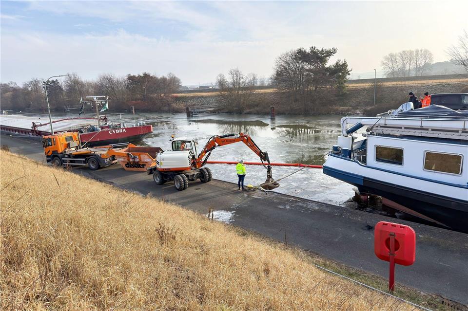 Nach der Havarie eines Güterschiffs auf dem Main-Donau-Kanal im Kreis Forchheim war der Schiffsverkehr dort zwischenzeitlich eingestellt.Daniel Löb/dpa