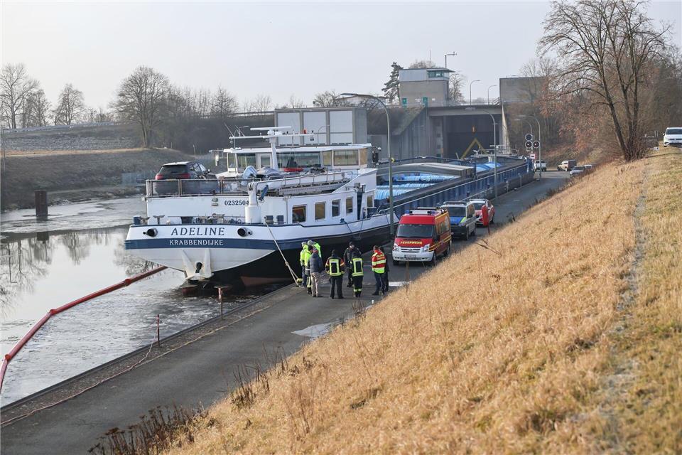 Nach der Havarie eines Güterschiffs auf dem Main-Donau-Kanal im Kreis Forchheim war der Schiffsverkehr dort zwischenzeitlich eingestellt.Daniel Löb/dpa